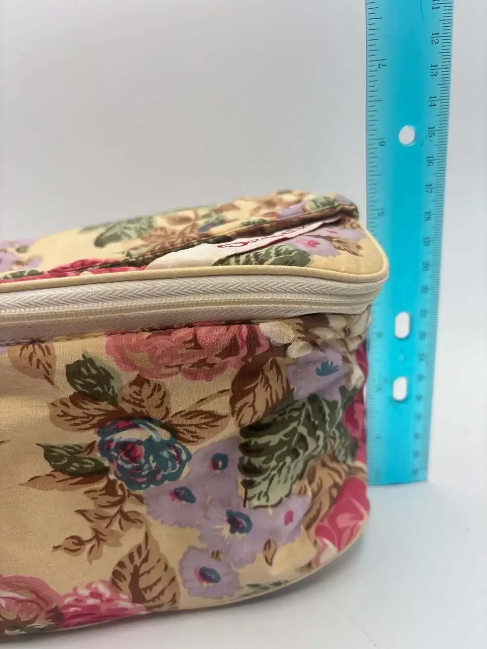 Oscar de la Renta cream background
